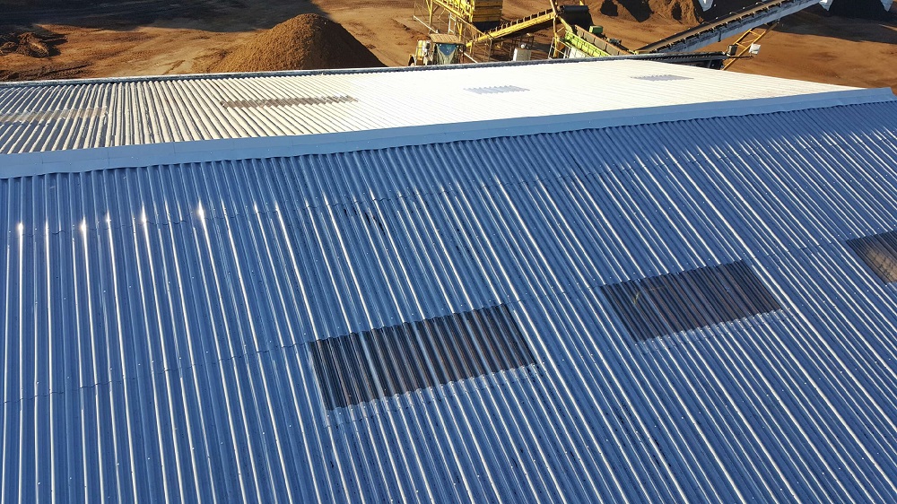 toit d'un entrepôt en fibrociment