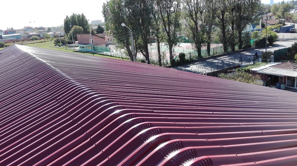 sur toiture en taule ondulée rouge neuve